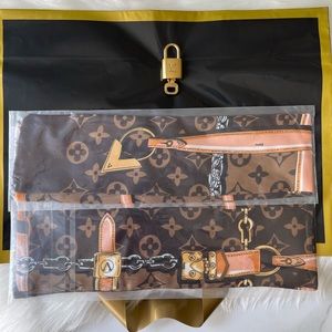 LV padlock and key set plus free 2 twillies.